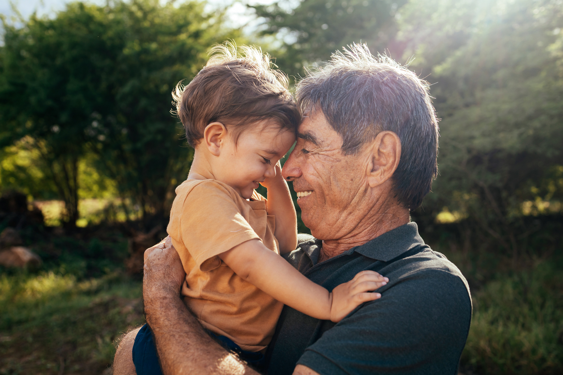 Grand-père enjoué passant du temps avec son petit-fils dans un parc par une journée ensoleillée