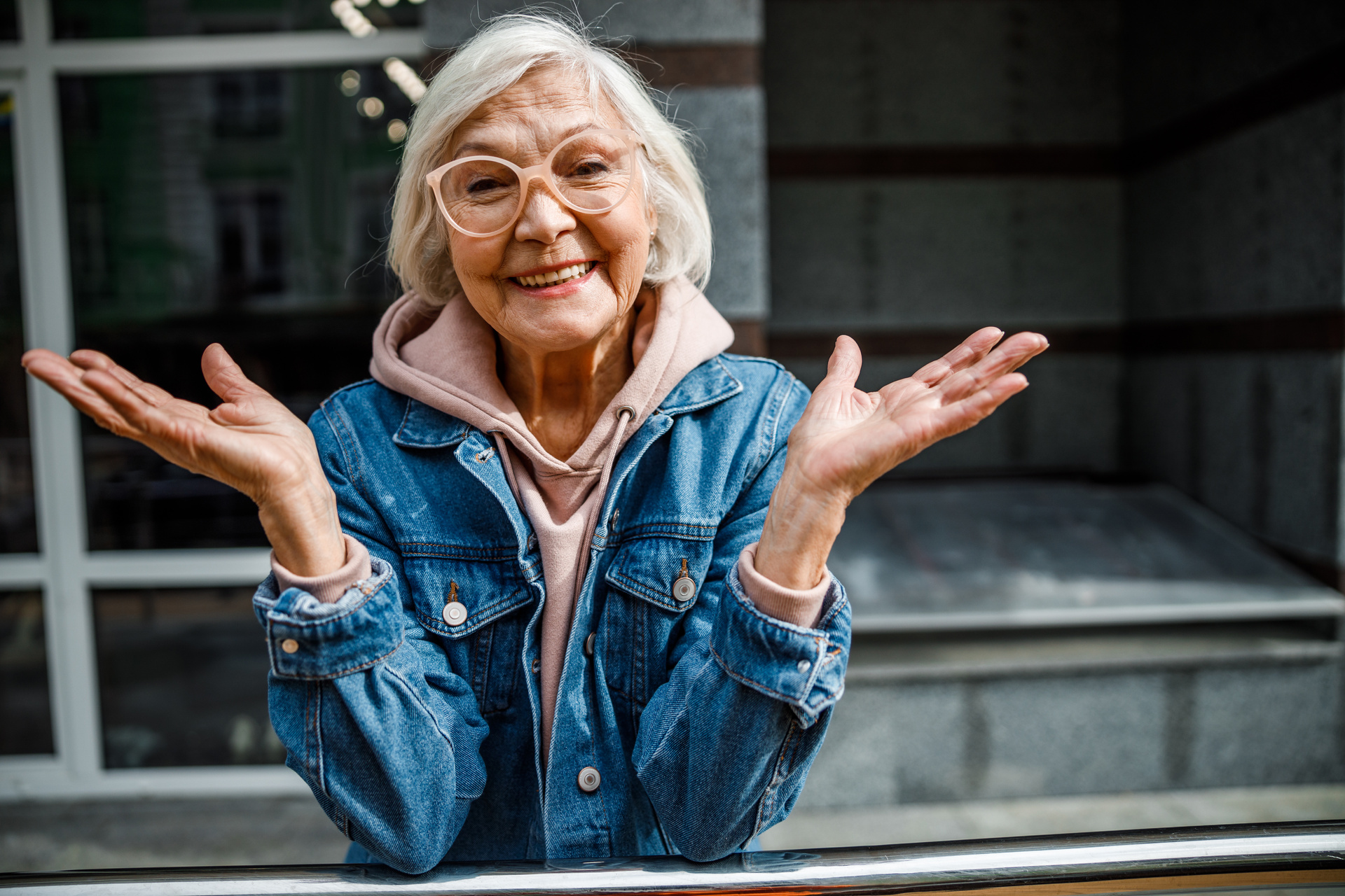 Photo d'une femme mûre heureuse debout à l'extérieur